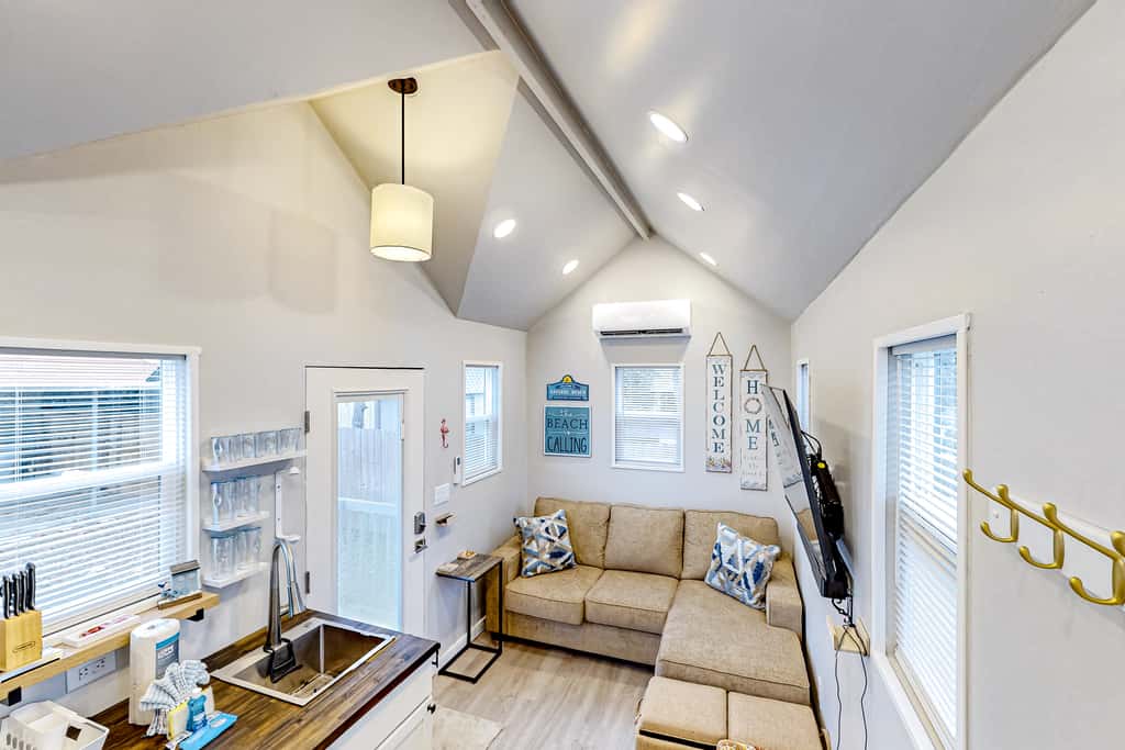 Peaceful & sun-soaked getaway with fire pit & W&D - near beaches, trails, & golf