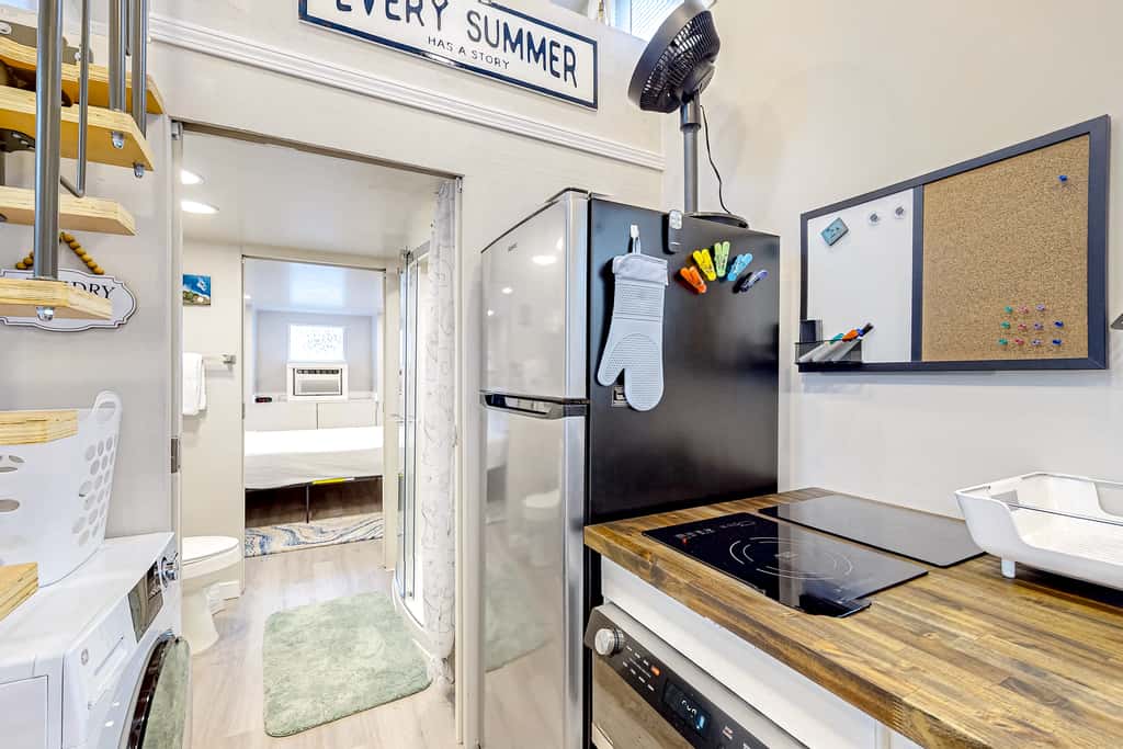Peaceful & sun-soaked getaway with fire pit & W&D - near beaches, trails, & golf