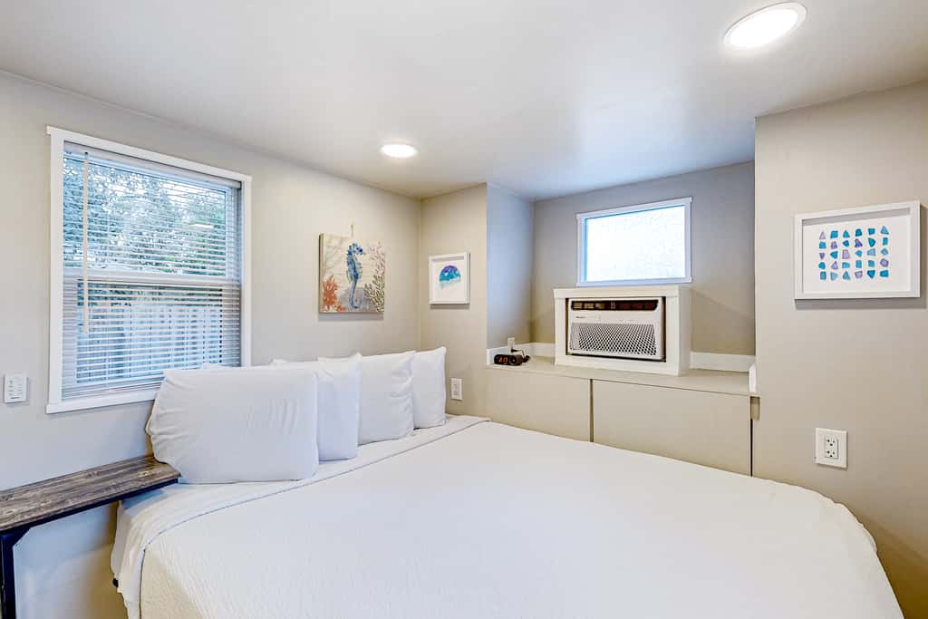 Peaceful & sun-soaked getaway with fire pit & W&D - near beaches, trails, & golf
