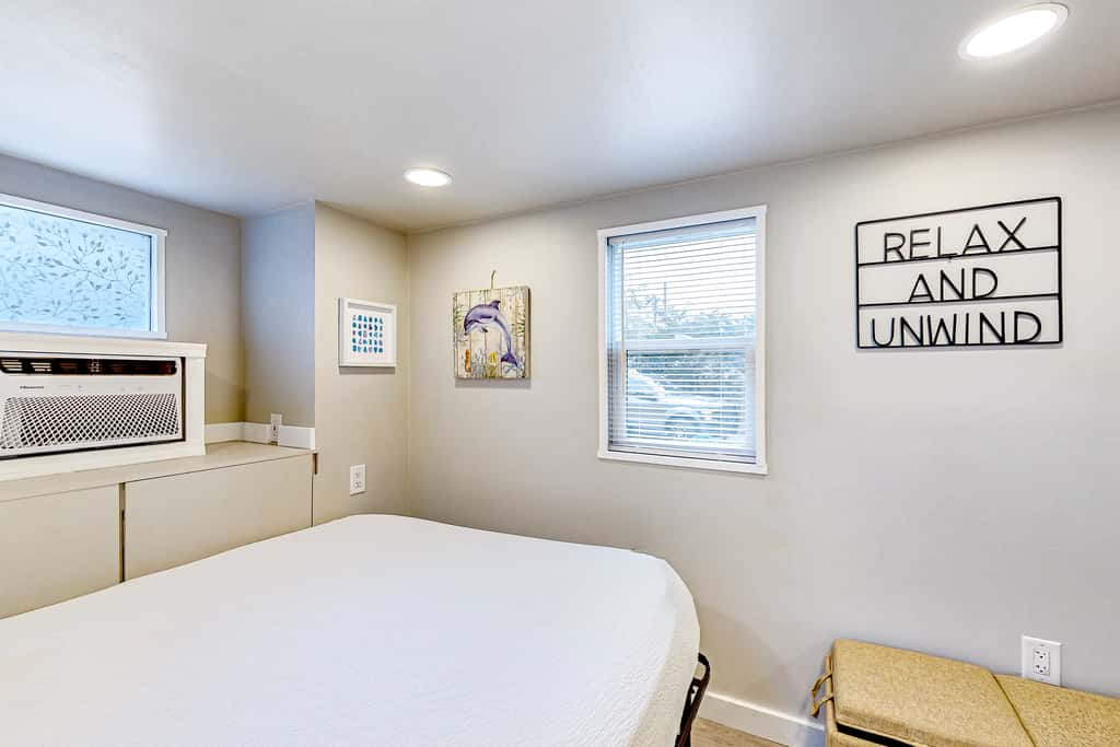 Peaceful & sun-soaked getaway with fire pit & W&D - near beaches, trails, & golf