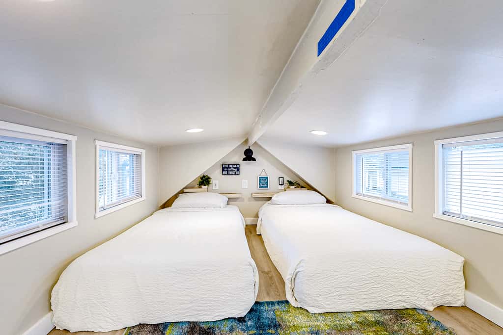 Peaceful & sun-soaked getaway with fire pit & W&D - near beaches, trails, & golf