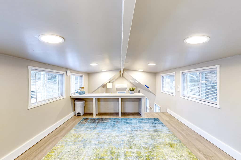Peaceful & sun-soaked getaway with fire pit & W&D - near beaches, trails, & golf