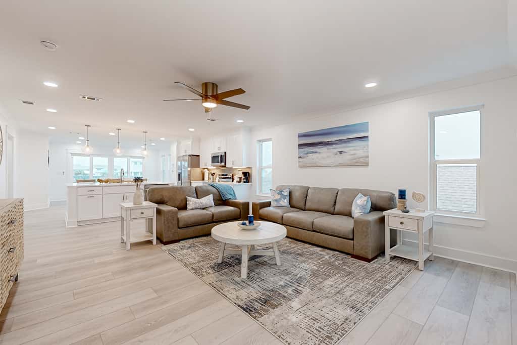 Gorgeous dog-friendly condo, private balcony and close to beach