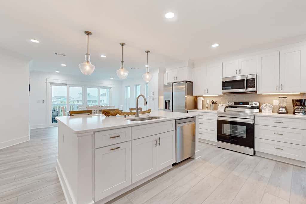 Gorgeous dog-friendly condo, private balcony and close to beach