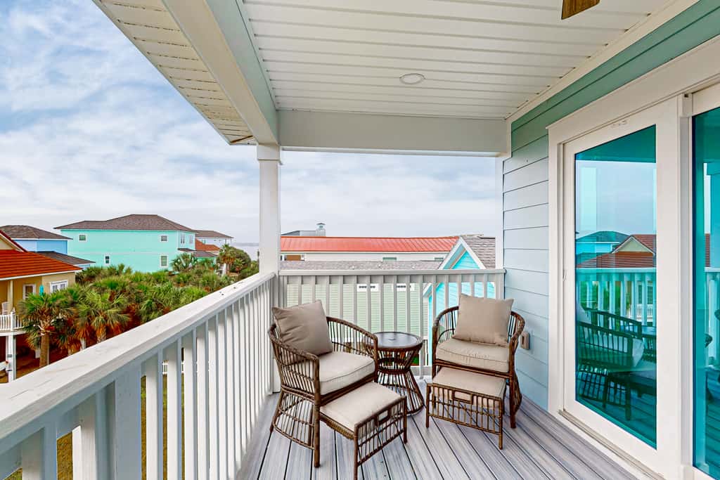 Gorgeous dog-friendly condo, private balcony and close to beach