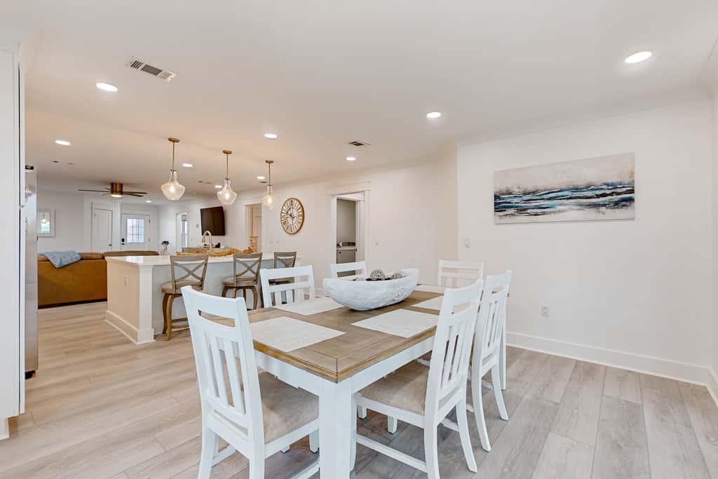Gorgeous dog-friendly condo, private balcony and close to beach