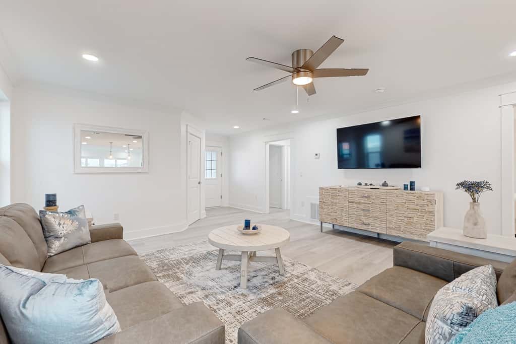 Gorgeous dog-friendly condo, private balcony and close to beach