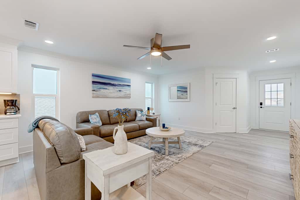 Gorgeous dog-friendly condo, private balcony and close to beach