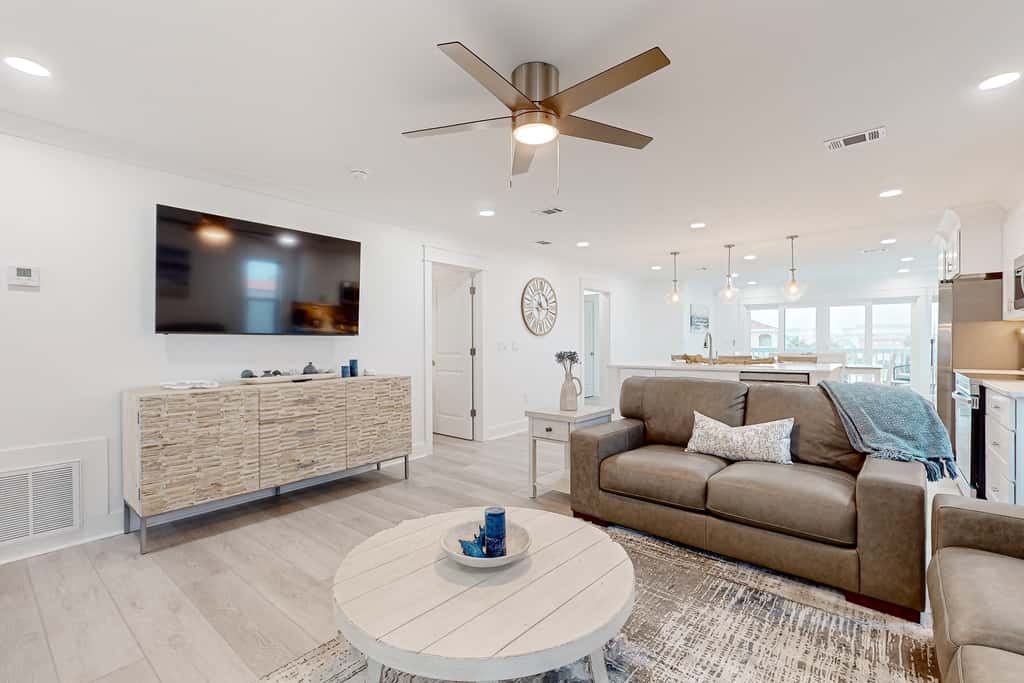 Gorgeous dog-friendly condo, private balcony and close to beach