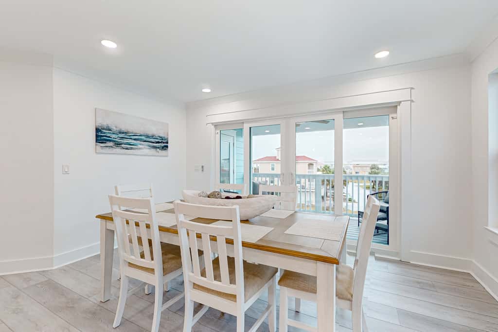 Gorgeous dog-friendly condo, private balcony and close to beach