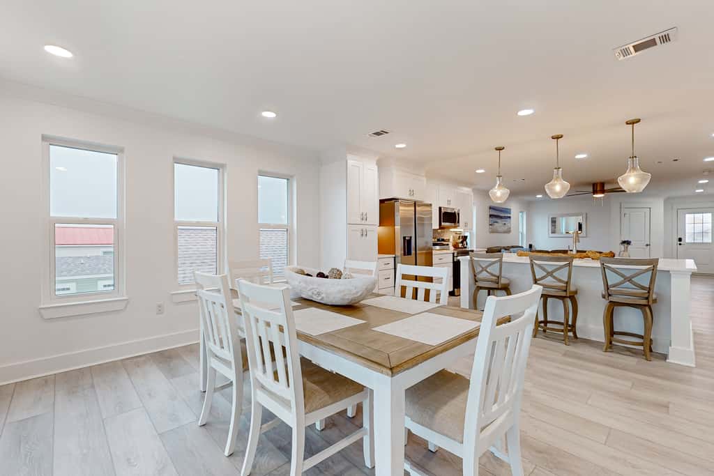 Gorgeous dog-friendly condo, private balcony and close to beach