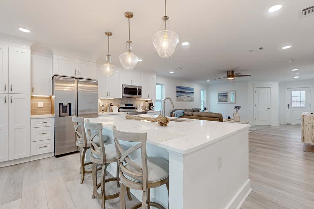 Gorgeous dog-friendly condo, private balcony and close to beach