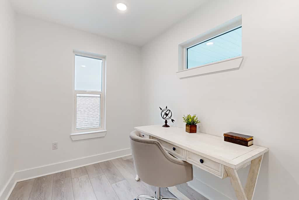 Gorgeous dog-friendly condo, private balcony and close to beach