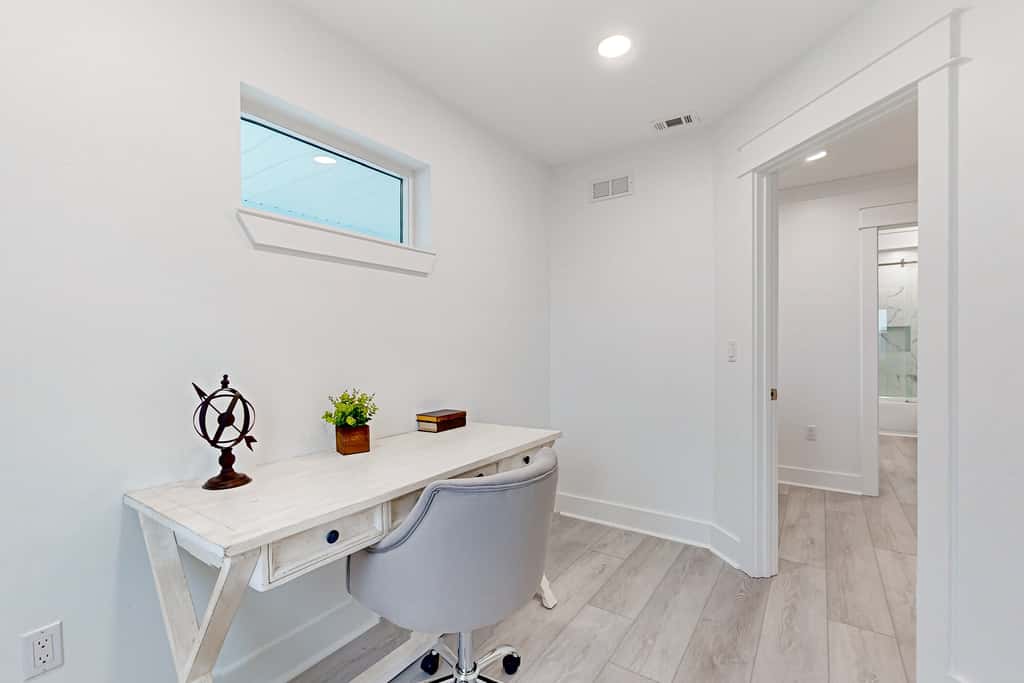 Gorgeous dog-friendly condo, private balcony and close to beach