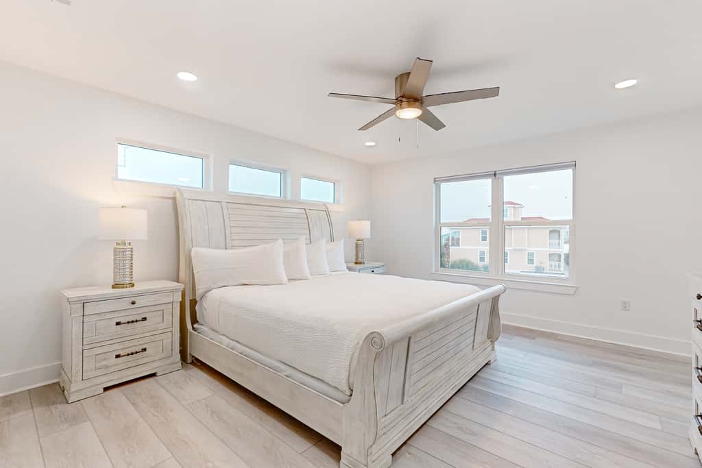 Gorgeous dog-friendly condo, private balcony and close to beach