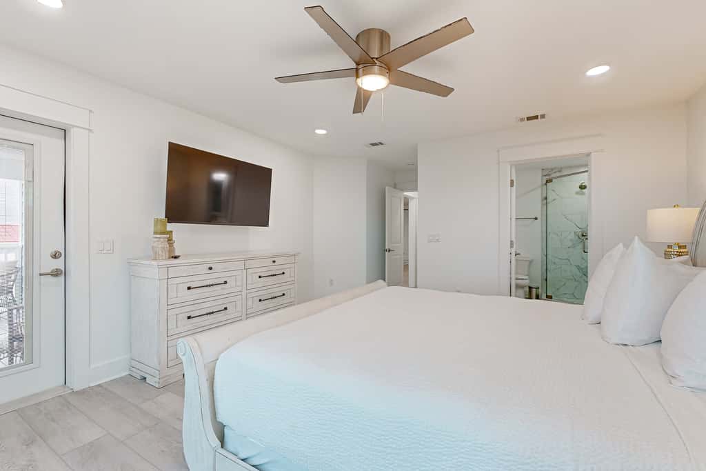 Gorgeous dog-friendly condo, private balcony and close to beach