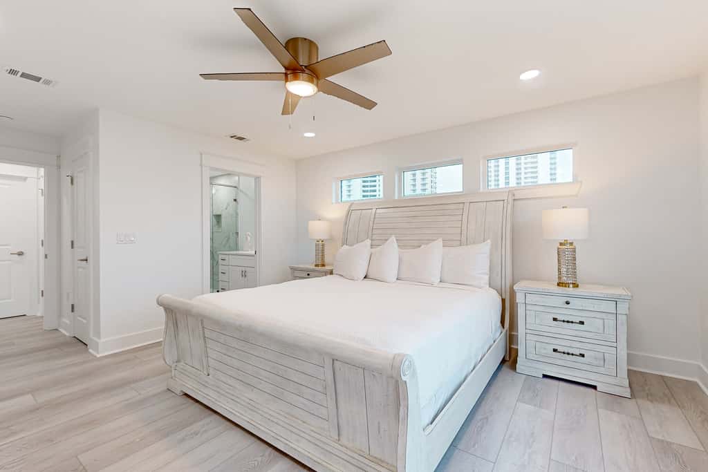 Gorgeous dog-friendly condo, private balcony and close to beach