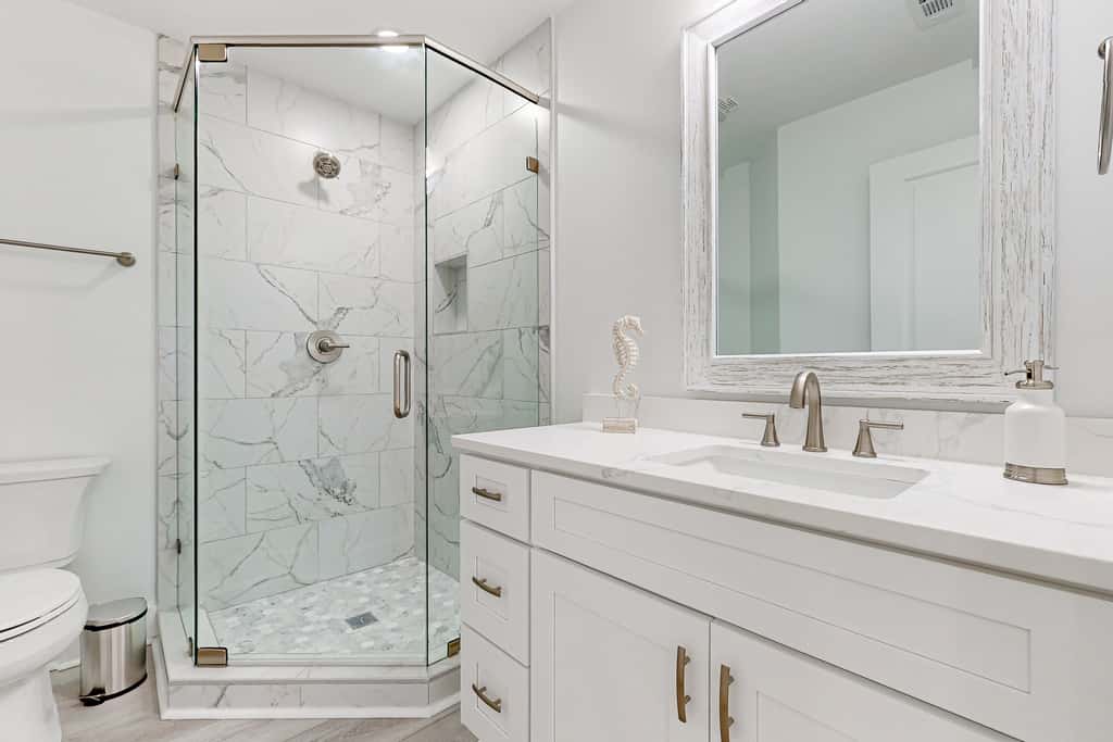 Gorgeous dog-friendly condo, private balcony and close to beach