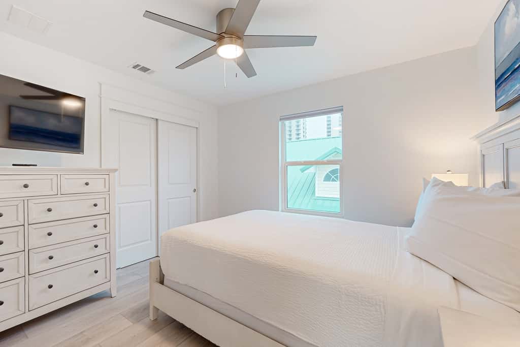 Gorgeous dog-friendly condo, private balcony and close to beach