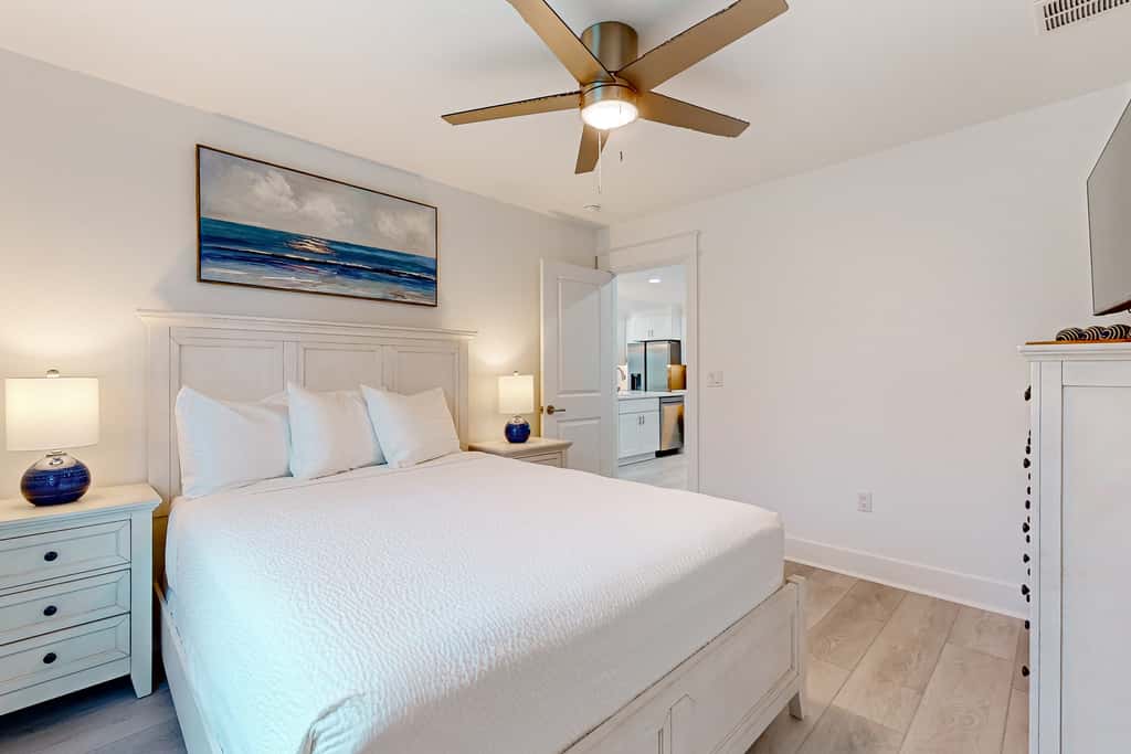Gorgeous dog-friendly condo, private balcony and close to beach