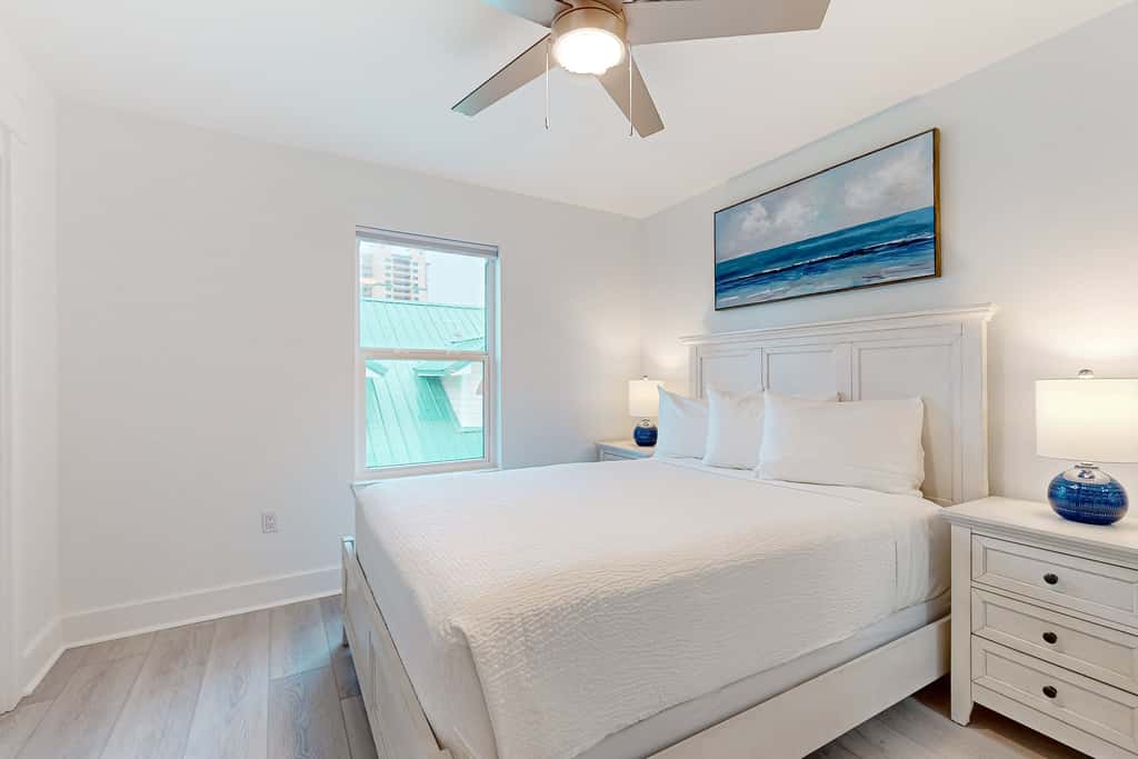 Gorgeous dog-friendly condo, private balcony and close to beach