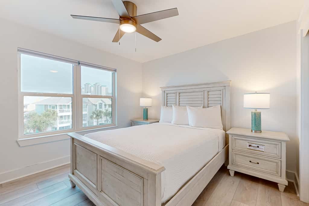 Gorgeous dog-friendly condo, private balcony and close to beach