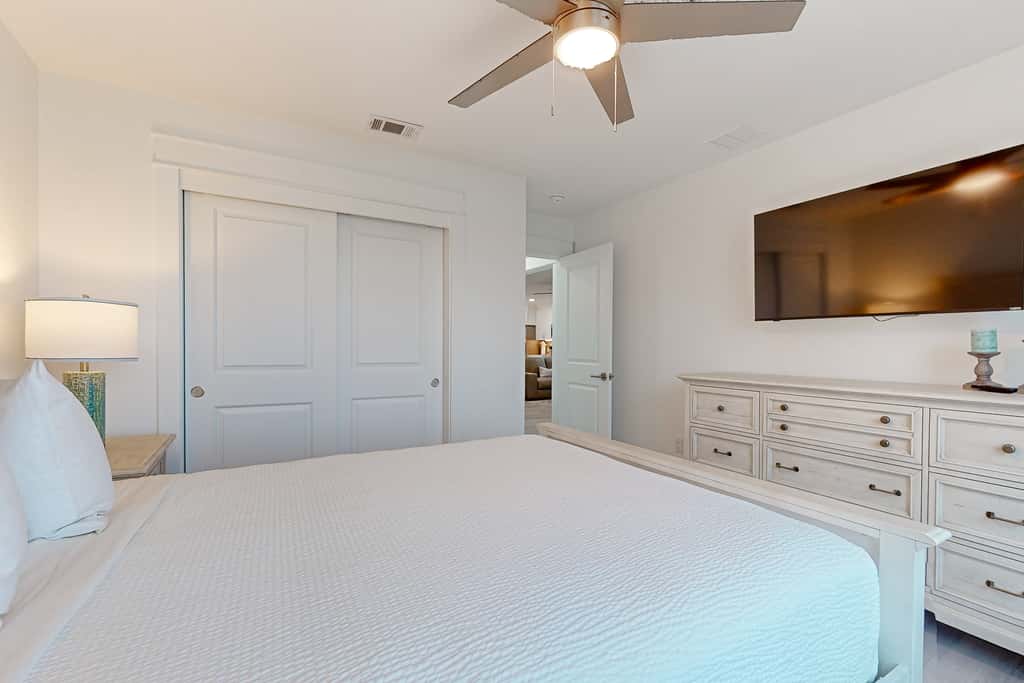 Gorgeous dog-friendly condo, private balcony and close to beach