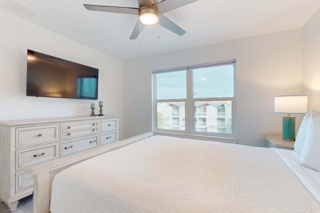 Gorgeous dog-friendly condo, private balcony and close to beach