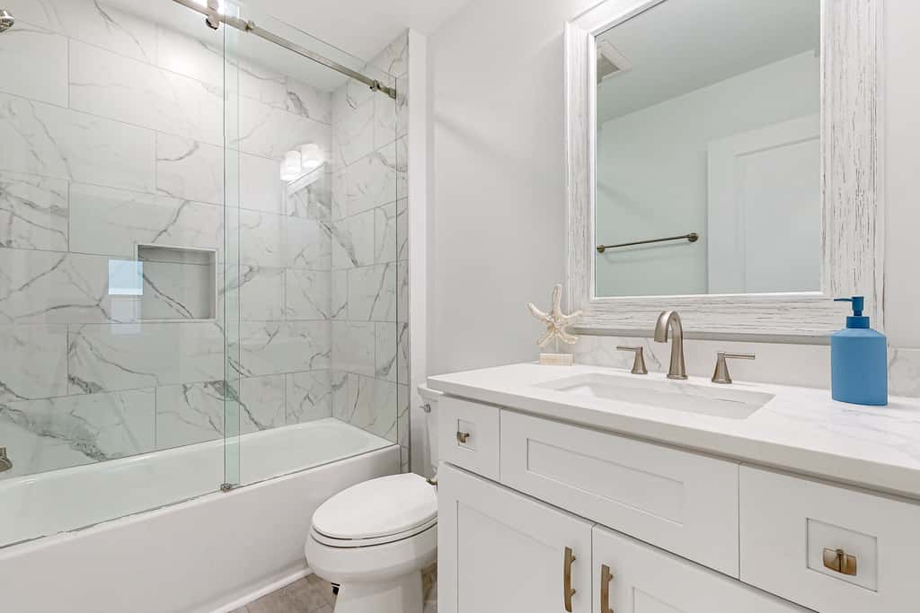 Gorgeous dog-friendly condo, private balcony and close to beach