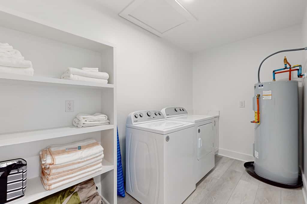 Gorgeous dog-friendly condo, private balcony and close to beach