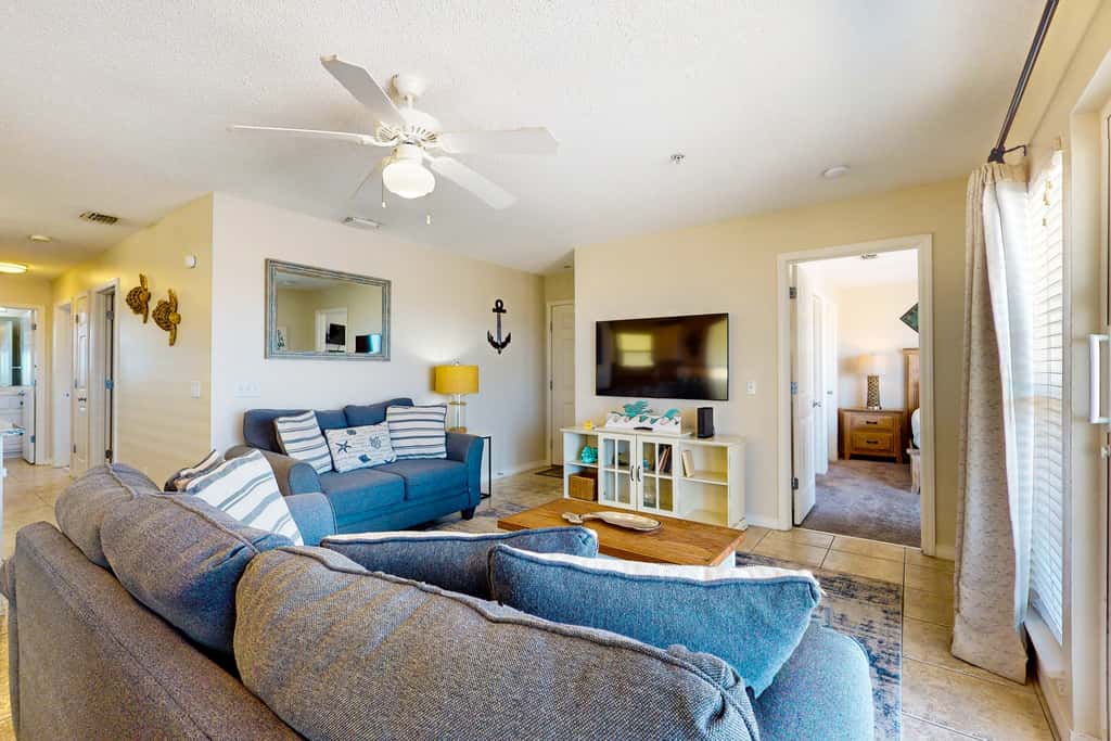 Bright condo with shared pool, beach access & central location