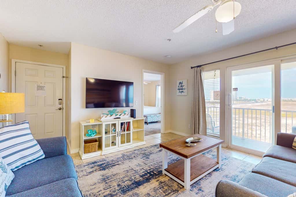 Bright condo with shared pool, beach access & central location