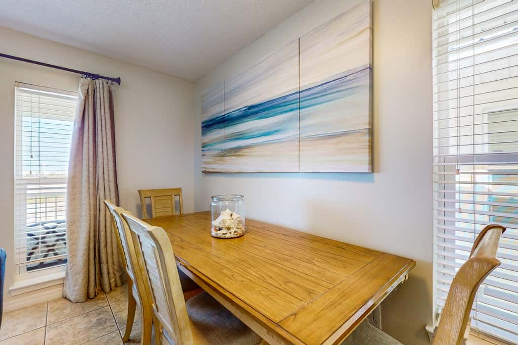 Bright condo with shared pool, beach access & central location