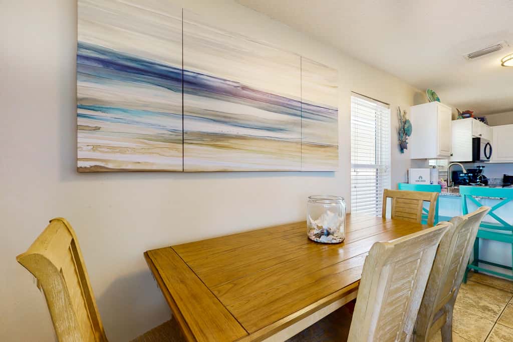 Bright condo with shared pool, beach access & central location