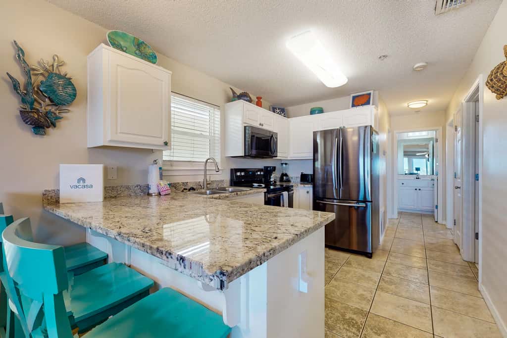 Bright condo with shared pool, beach access & central location
