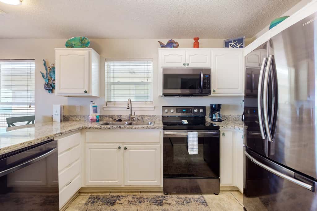 Bright condo with shared pool, beach access & central location