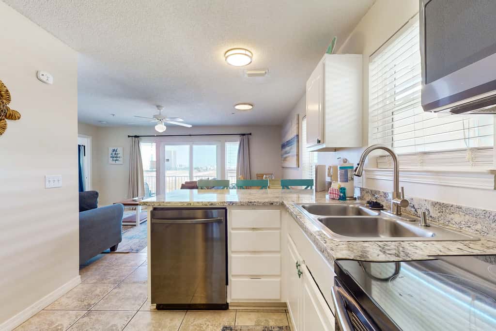 Bright condo with shared pool, beach access & central location