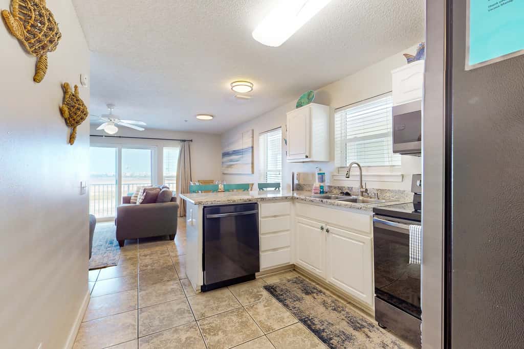 Bright condo with shared pool, beach access & central location