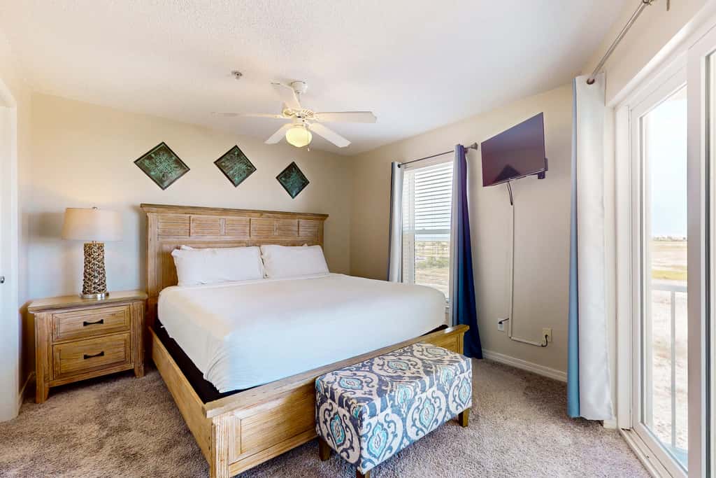 Bright condo with shared pool, beach access & central location
