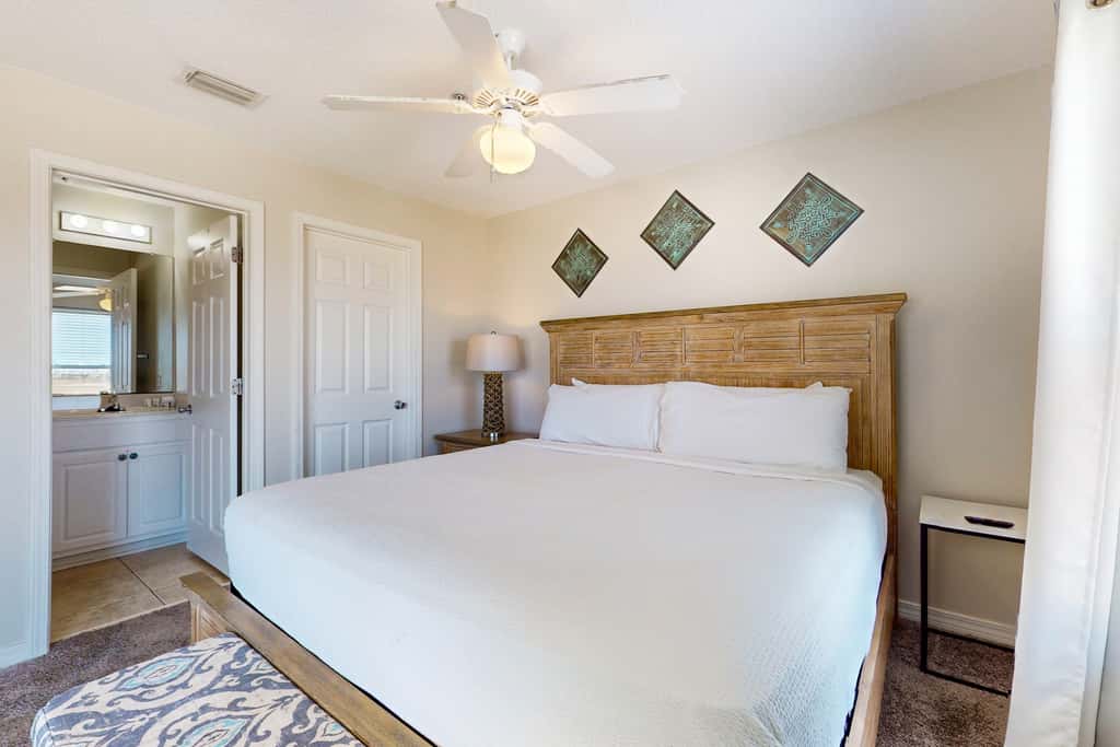 Bright condo with shared pool, beach access & central location