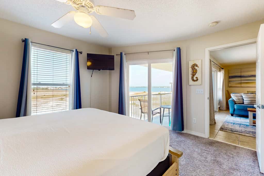Bright condo with shared pool, beach access & central location
