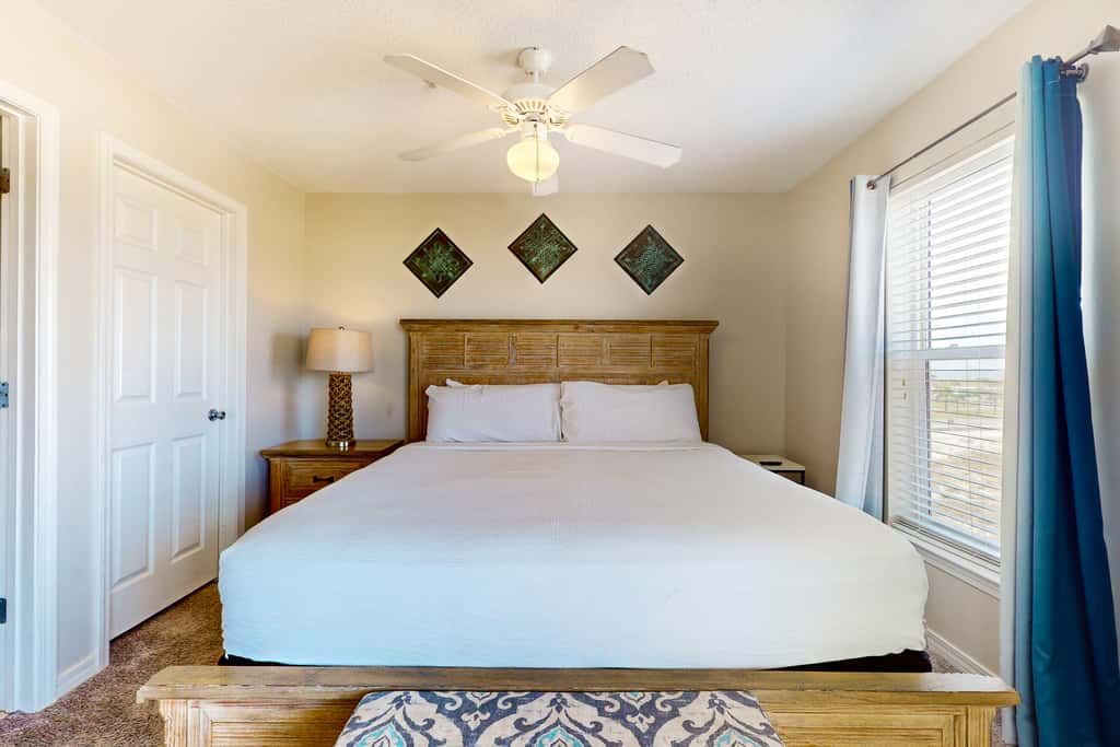 Bright condo with shared pool, beach access & central location