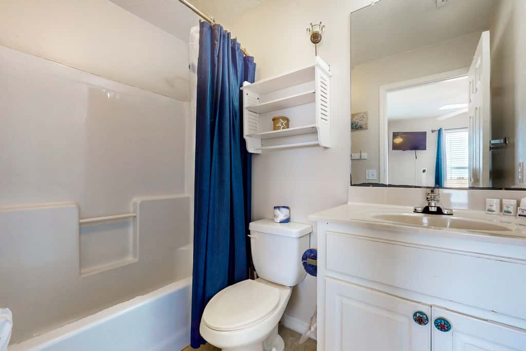 Bright condo with shared pool, beach access & central location