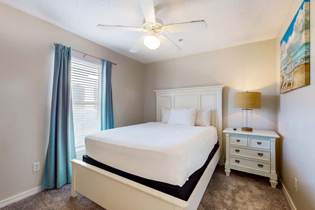 Bright condo with shared pool, beach access & central location