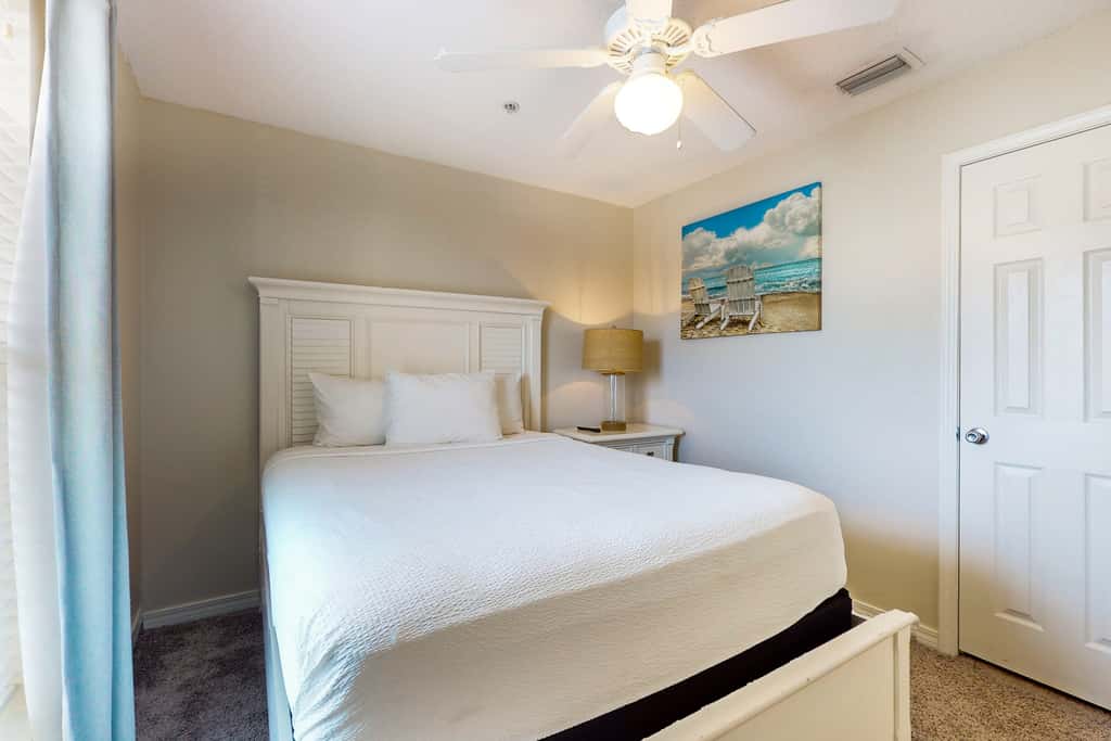 Bright condo with shared pool, beach access & central location