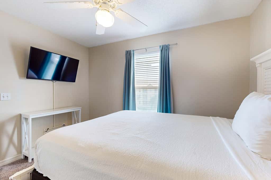 Bright condo with shared pool, beach access & central location