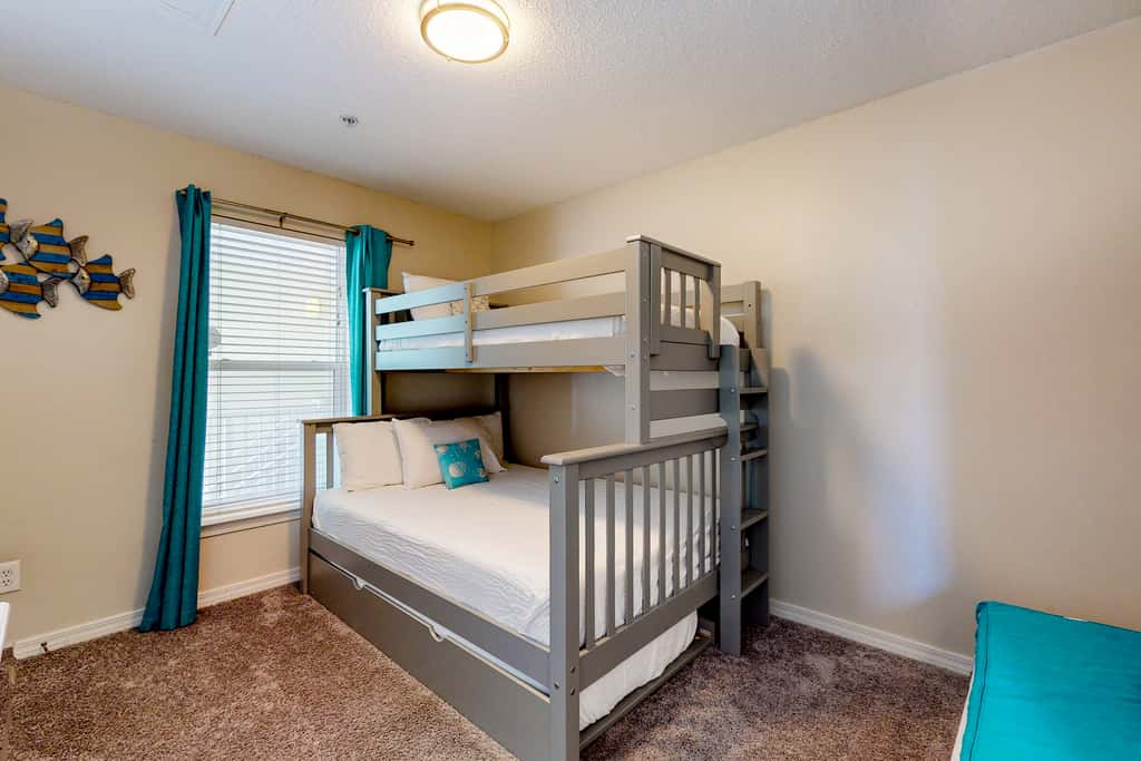 Bright condo with shared pool, beach access & central location
