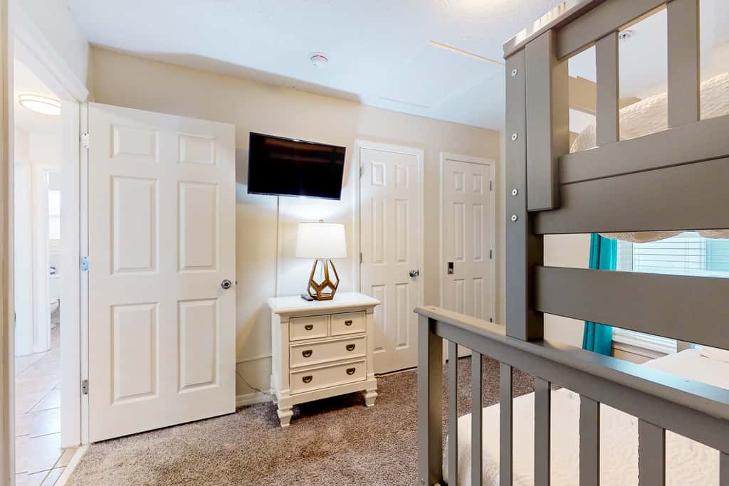 Bright condo with shared pool, beach access & central location