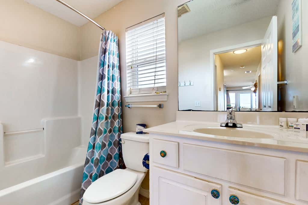Bright condo with shared pool, beach access & central location