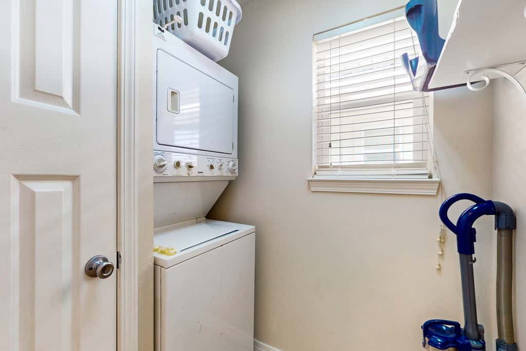 Bright condo with shared pool, beach access & central location